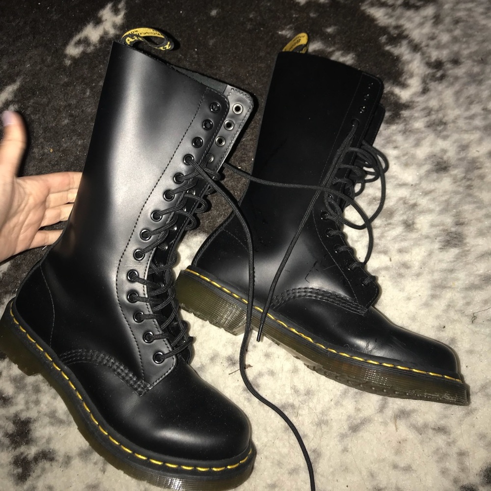 DR MARTENS